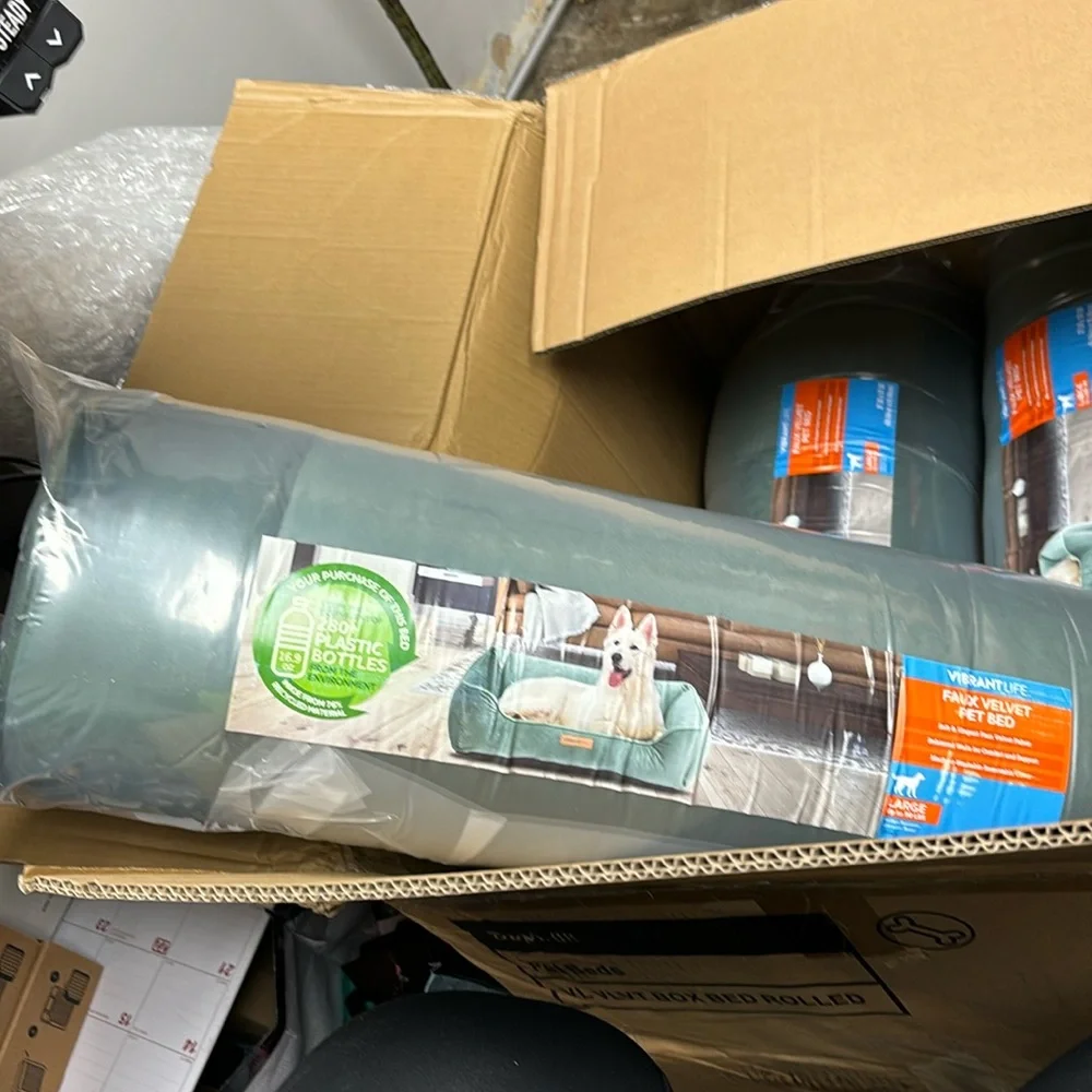 New & Sealed Vibrant Life Pet Bed, Large, 27